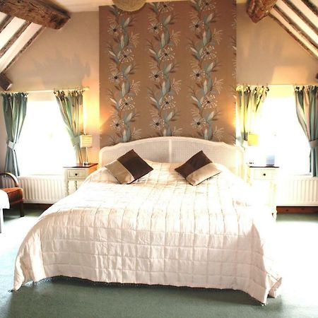 ニューポート Moreton Hall Farm Bed & Breakfast エクステリア 写真