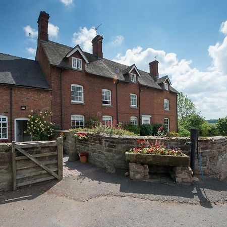 ニューポート Moreton Hall Farm Bed & Breakfast エクステリア 写真