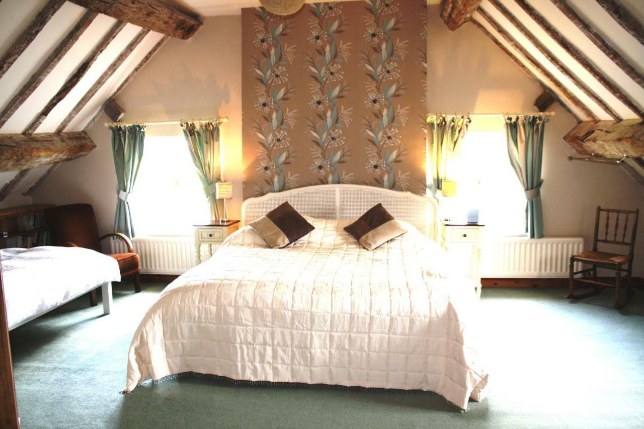 ニューポート Moreton Hall Farm Bed & Breakfast エクステリア 写真