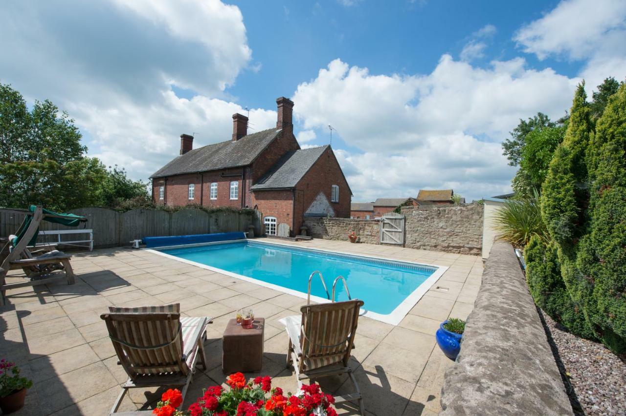 ニューポート Moreton Hall Farm Bed & Breakfast エクステリア 写真