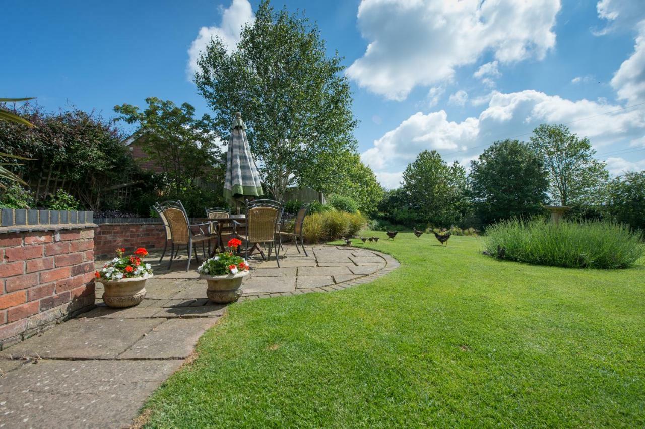 ニューポート Moreton Hall Farm Bed & Breakfast エクステリア 写真